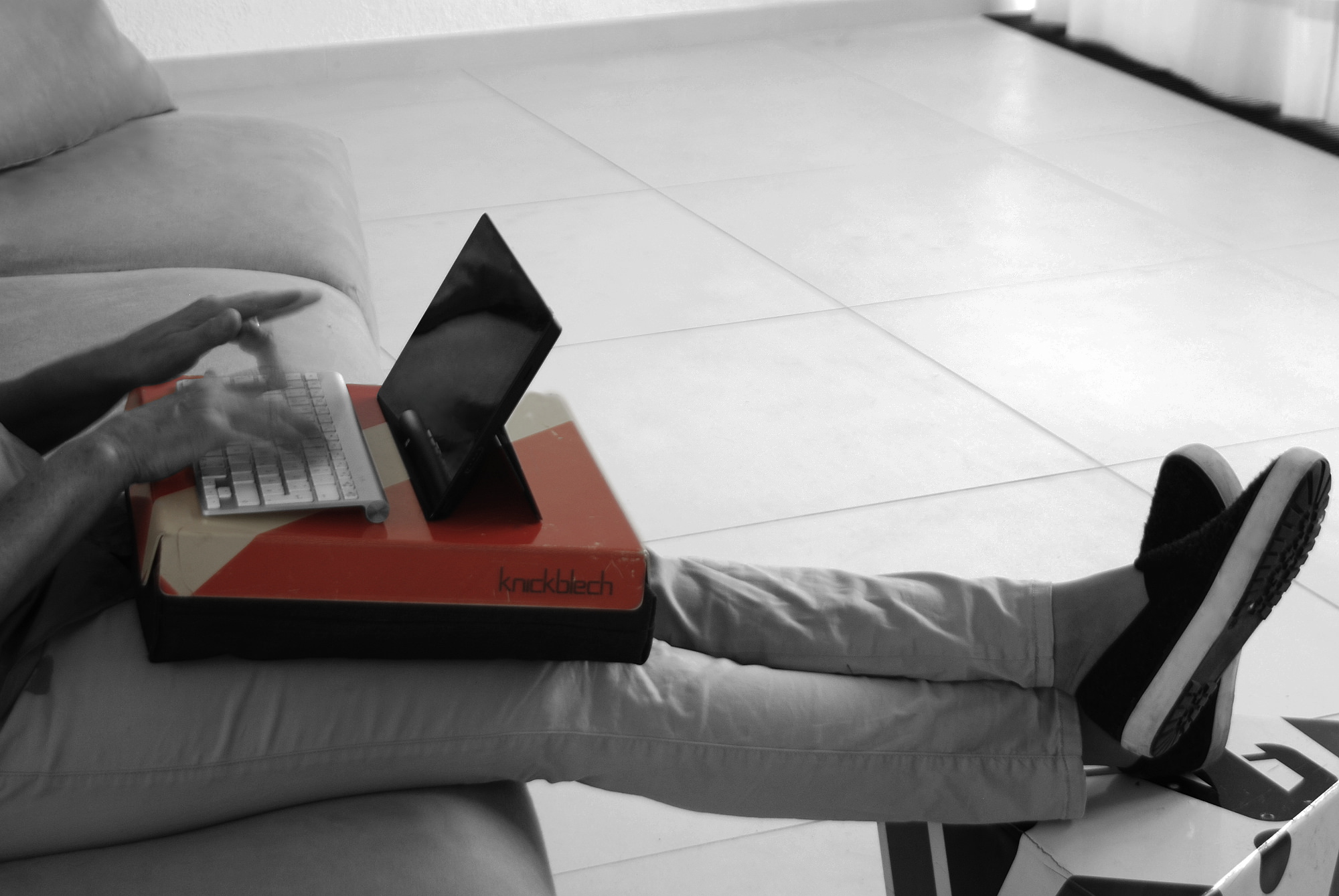 Foto: flaezblech - Laptophalter aus ausrangiertem Verkehrsschild
